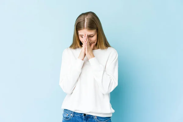 Young Blonde Woman Isolated Blue Background Praying Showing Devotion Religious — Stock Photo, Image