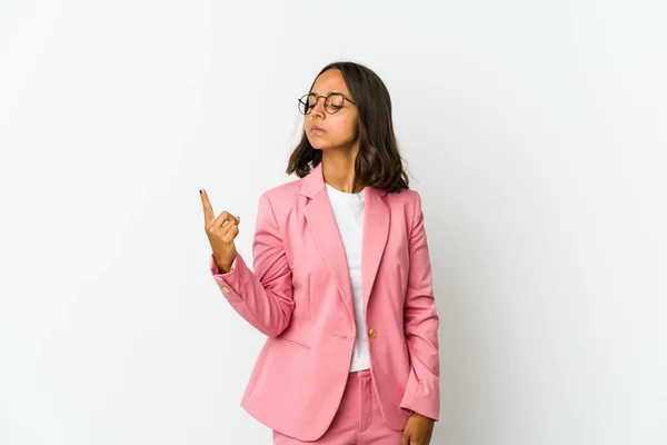 Jong Latin Business Vrouw Geïsoleerd Witte Achtergrond Opgewonden Houden Gebaar — Stockfoto