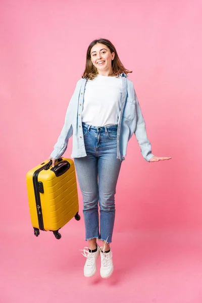 Mladá Běloška Žena Chystá Cestovatel Izolované Růžovém Pozadí — Stock fotografie