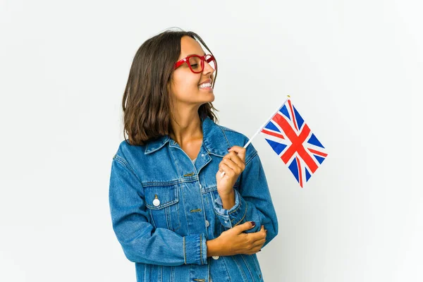 Jovem Mulher Latina Segurando Uma Bandeira Inglesa Isolada Fundo Branco — Fotografia de Stock