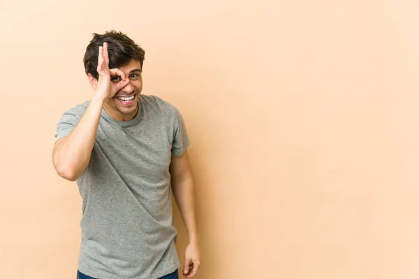 Joven Hombre Fresco Emocionado Mantener Gesto Bien Ojo —  Fotos de Stock