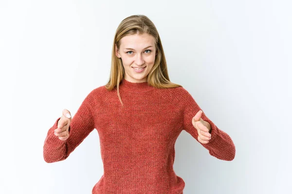 Mujer Rubia Joven Aislada Sobre Fondo Blanco Sosteniendo Algo Con — Foto de Stock