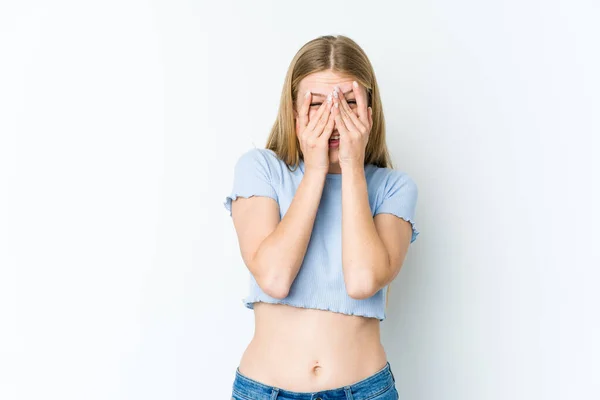 Mladé Blondýny Žena Izolované Bílém Pozadí Blikat Kameru Přes Prsty — Stock fotografie