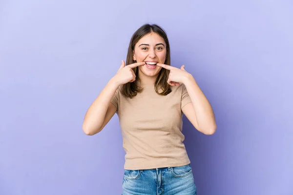 Mujer Joven Caucásica Sonríe Señalando Con Los Dedos Boca — Foto de Stock