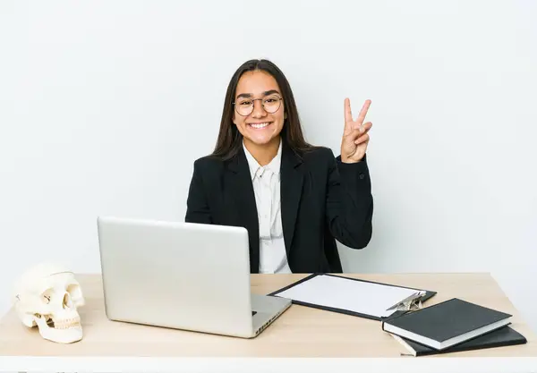 Jonge Traumatoloog Aziatische Vrouw Geïsoleerd Witte Achtergrond Tonen Nummer Twee — Stockfoto