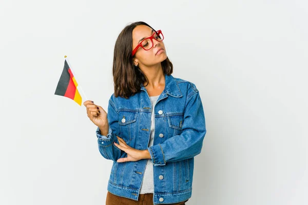 Jovem Mulher Latina Segurando Uma Bandeira Alemã Isolada Fundo Branco — Fotografia de Stock
