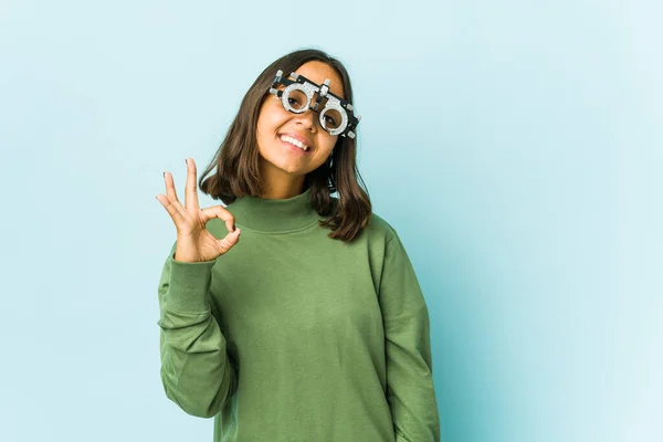 Giovane Donna Latina Oculista Sfondo Isolato Ammicca Occhio Tiene Gesto — Foto Stock