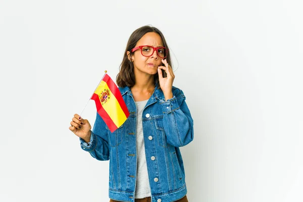 Молодая Испанка Флагом Белом Фоне Указывая Пальцем Висок Думает Сосредоточена — стоковое фото