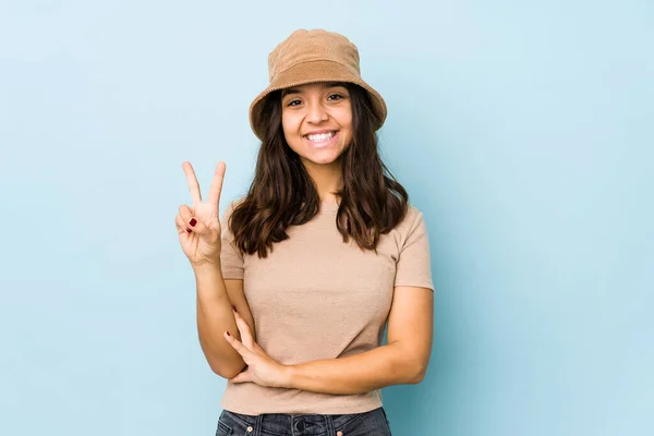 Genç Melez Latin Bir Kadın Iki Numarayı Parmaklarıyla Gösteriyor — Stok fotoğraf