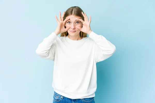 Young Blonde Woman Isolated Blue Background Keeping Eyes Opened Find — Stock Photo, Image