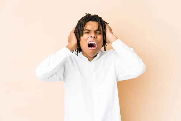 Mladý Africký Americký Rasta Muž Křičí Vzteky — Stock fotografie