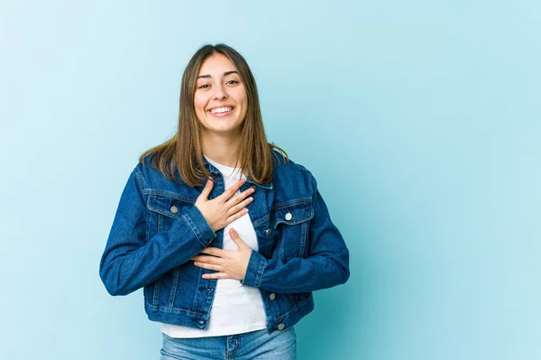 Jovem Mulher Caucasiana Feliz Diverte Mantendo Mãos Estômago — Fotografia de Stock