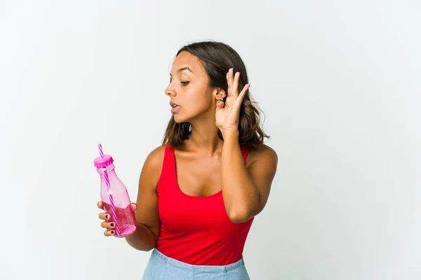 Ung Latinamerikansk Kvinna Håller Milkshake Isolerad Vit Bakgrund Försöker Lyssna — Stockfoto