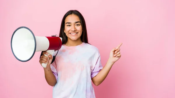 Jonge Aziatische Vrouw Houden Een Megafoon Geïsoleerd Roze Achtergrond Glimlachen — Stockfoto