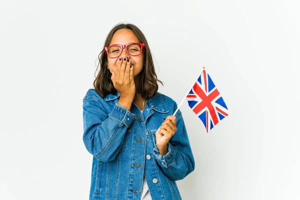 Jovem Mulher Latina Segurando Uma Bandeira Inglesa Isolada Fundo Branco — Fotografia de Stock