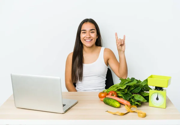 Jovem Nutricionista Mulher Asiática Isolado Fundo Branco Mostrando Gesto Chifres — Fotografia de Stock