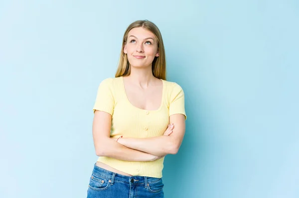 Junge Blonde Frau Isoliert Auf Blauem Hintergrund Müde Von Sich — Stockfoto