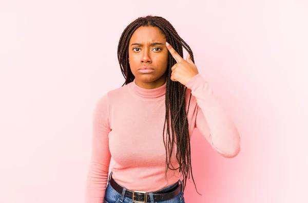 Junge Afrikanisch Amerikanische Frau Isoliert Auf Rosa Hintergrund Zeigt Eine — Stockfoto