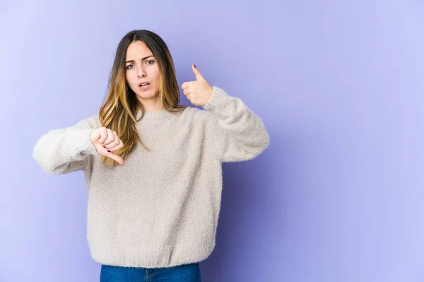 Jonge Blanke Vrouw Geïsoleerd Paarse Achtergrond Tonen Duimen Omhoog Duimen — Stockfoto