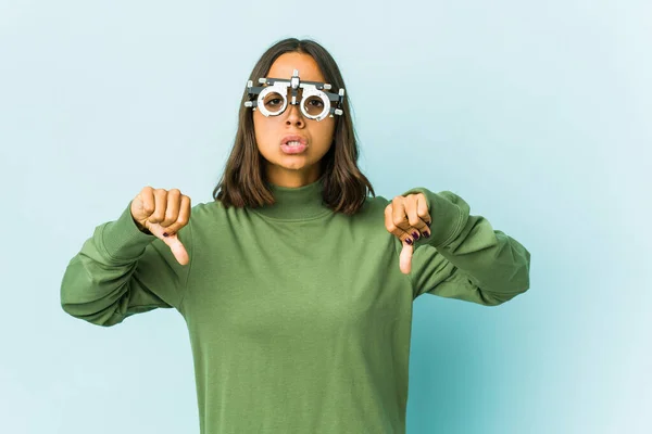 Jonge Oculist Latijn Vrouw Geïsoleerde Achtergrond Tonen Duim Naar Beneden — Stockfoto