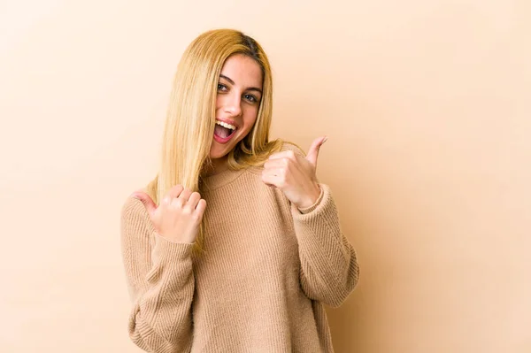 Joven Rubia Caucásica Levantando Ambos Pulgares Hacia Arriba Sonriente Confiada — Foto de Stock