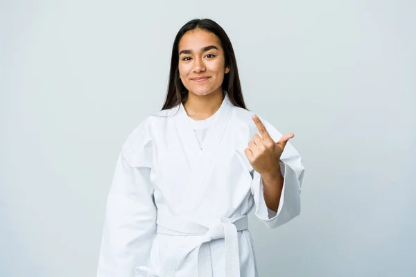 Fiatal Ázsiai Csinál Karate Elszigetelt Fehér Háttér Mutató Ujjal Rád — Stock Fotó