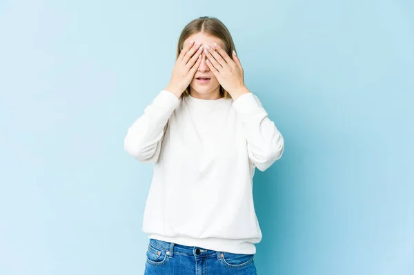 Giovane Donna Bionda Isolata Sfondo Blu Paura Che Copre Gli — Foto Stock