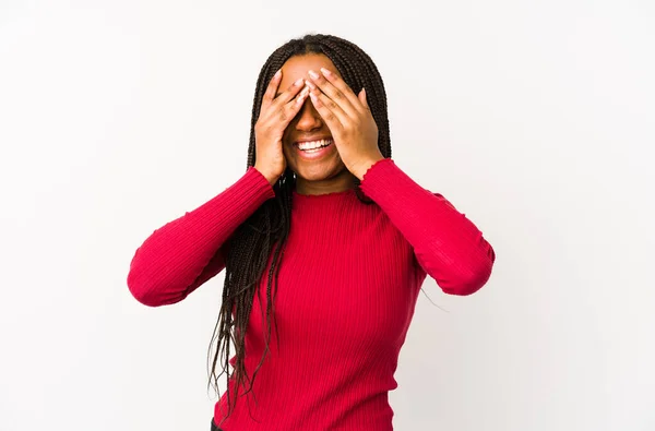 Mladá Afroameričanka Izolované Přikrývá Oči Rukama Úsměvy Široce Čeká Překvapení — Stock fotografie