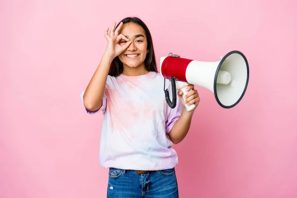 Jonge Aziatische Vrouw Met Een Megafoon Geïsoleerd Roze Achtergrond Opgewonden — Stockfoto