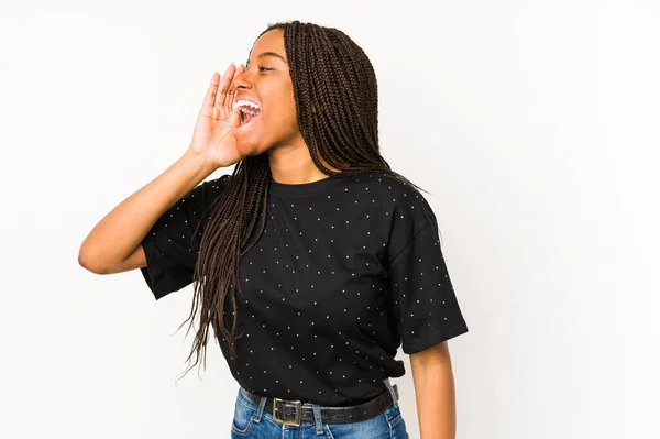 Joven Mujer Afroamericana Aislada Sobre Fondo Blanco Gritando Sosteniendo Palma — Foto de Stock