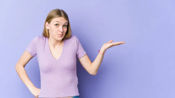 Jonge Blonde Vrouw Geïsoleerd Paarse Achtergrond Twijfelen Schouders Ophalen Ondervraging — Stockfoto