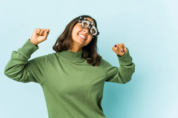 Jonge Oculist Latijn Vrouw Geïsoleerde Achtergrond Vieren Een Speciale Dag — Stockfoto