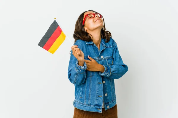 白い背景にドイツ国旗を掲げた若いラテン系の女性は 屈託のない笑顔で幸せ — ストック写真