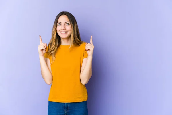 Jeune Femme Caucasienne Isolée Sur Fond Violet Indique Avec Les — Photo