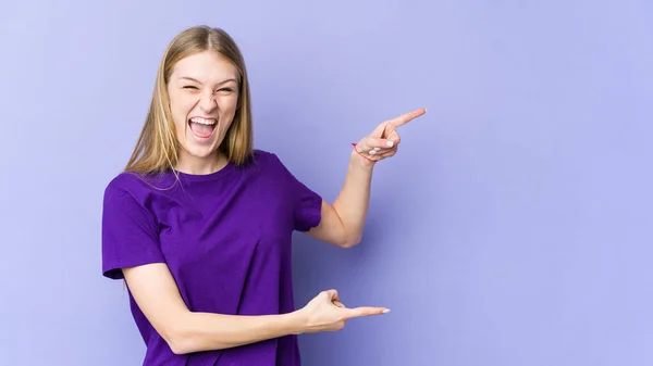 Giovane Donna Bionda Isolata Sfondo Viola Che Punta Con Indice — Foto Stock