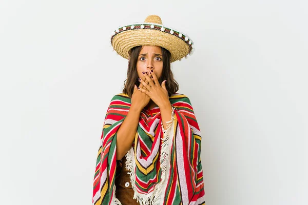 멕시코 여자가 배경에 고립되어 손으로 가리면서 스러운 표정을 있었다 — 스톡 사진