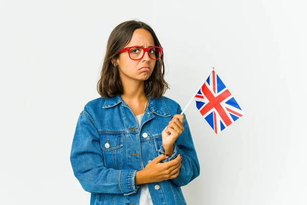Mladá Latinská Žena Drží Anglickou Vlajku Izolovanou Bílém Pozadí Podezřívavá — Stock fotografie