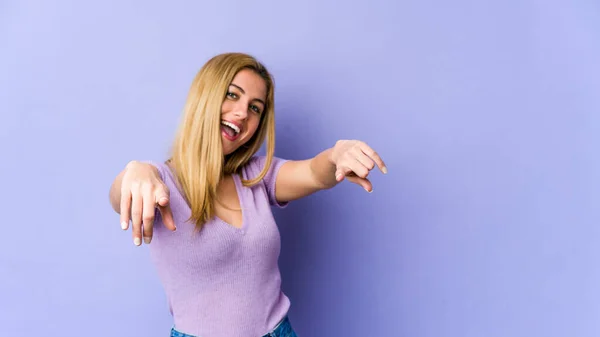 Joven Rubia Caucásica Mujer Sonrisas Alegres Señalando Frente —  Fotos de Stock