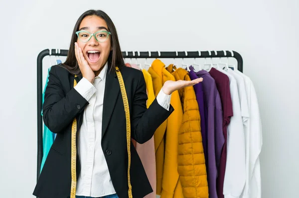 Joven Mujer Asiática Diseñadora Aislada Sobre Fondo Blanco Sostiene Espacio —  Fotos de Stock