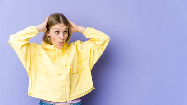 Ung Blond Kvinna Isolerad Lila Bakgrund Skrikande Mycket Upphetsad Passionerad — Stockfoto