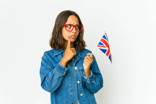 Mladá Latinská Žena Drží Anglickou Vlajku Izolovanou Bílém Pozadí Dívá — Stock fotografie
