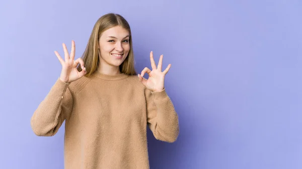 Giovane Donna Bionda Isolata Sfondo Viola Allegro Fiducioso Mostrando Gesto — Foto Stock