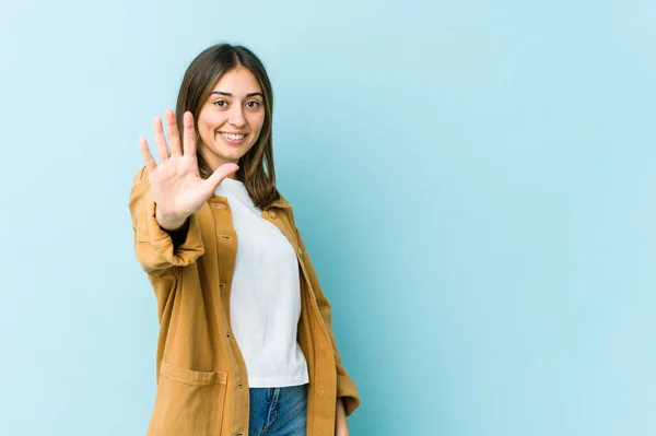 Joven Mujer Caucásica Sonriendo Alegre Mostrando Número Cinco Con Los —  Fotos de Stock