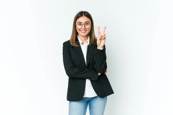 Νεαρή Καυκάσια Επιχειρηματίας Δείχνει Νούμερο Δύο Δάχτυλα — Φωτογραφία Αρχείου