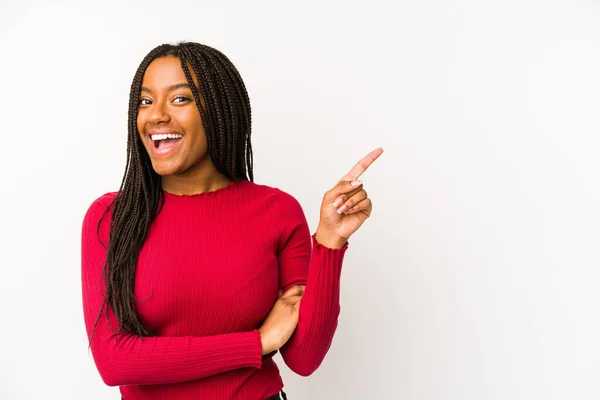 Young African American Woman Isolated Smiling Cheerfully Pointing Forefinger Away — ストック写真