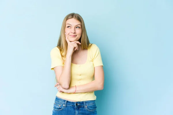 Giovane Donna Bionda Isolata Sfondo Blu Contemplare Pianificare Una Strategia — Foto Stock