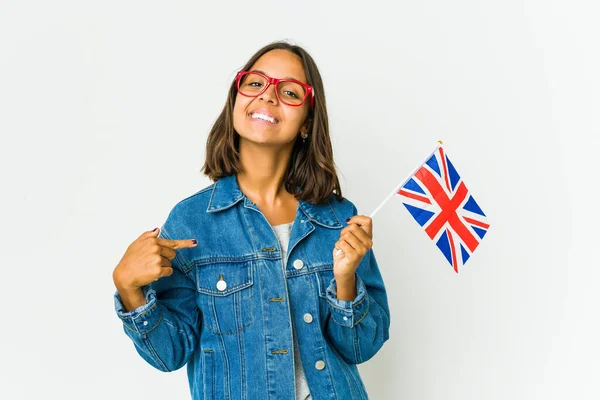 年轻的拉丁女人拿着一面英国国旗 用手指把白色的背景点分开 有着积极的感觉 — 图库照片