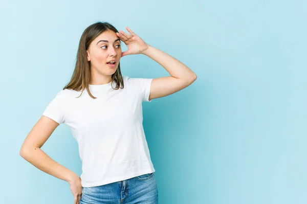 Ung Kaukasiska Kvinna Tittar Långt Borta Hålla Hand Pannan — Stockfoto