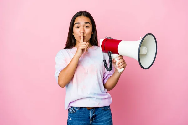 Jovem Mulher Asiática Segurando Megafone Isolado Fundo Rosa Mantendo Segredo — Fotografia de Stock