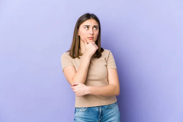 Jeune Femme Caucasienne Réfléchissant Levant Les Yeux Réfléchissant Contemplant Ayant — Photo